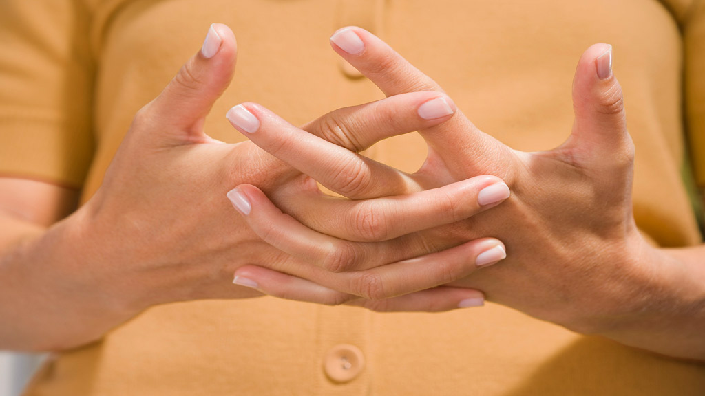 Manías: ¿crujidos, son igual a artritis?