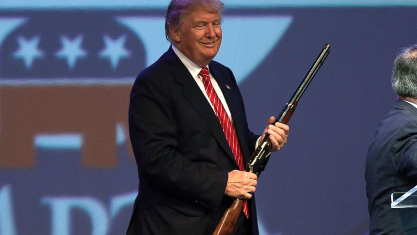 Trump pide que los maestros porten armas, para detener a los "asesinos salvajes"