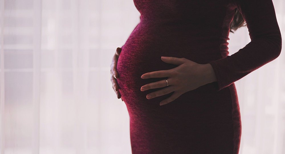 Mulher dá à luz gêmeos e um deles nasce com deformação