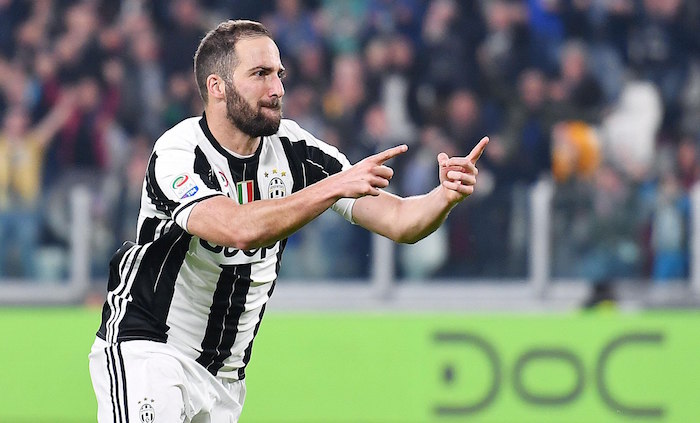 La Juventus quiere arrebatarle al Napoli a su jugador estrella Higuain