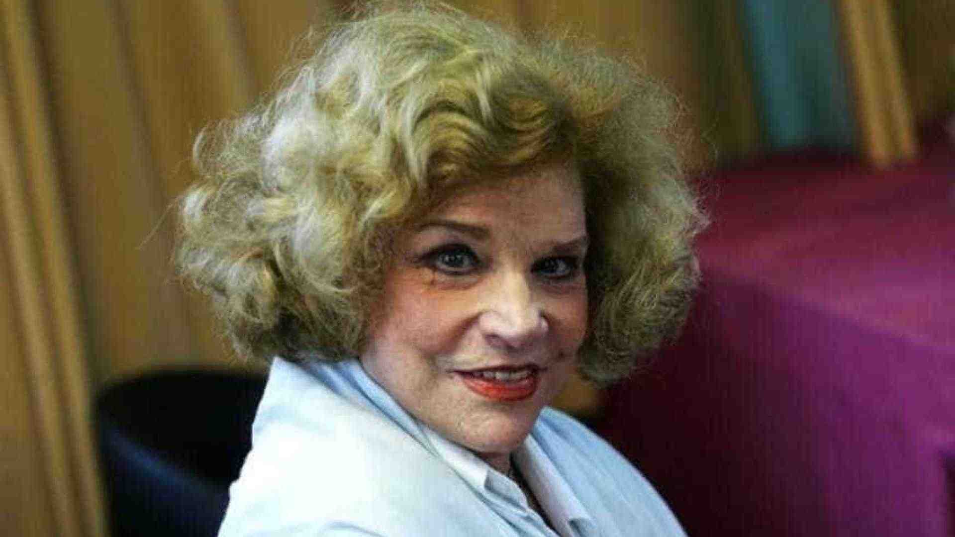 Homem presta linda homenagem a atriz morta