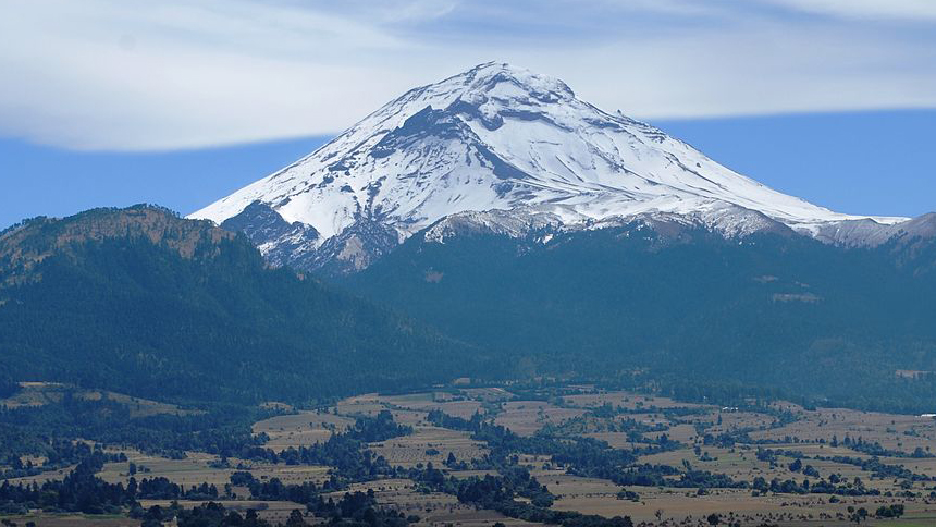 Volcán Popocatéptl emite una fumarola de 2800 metros