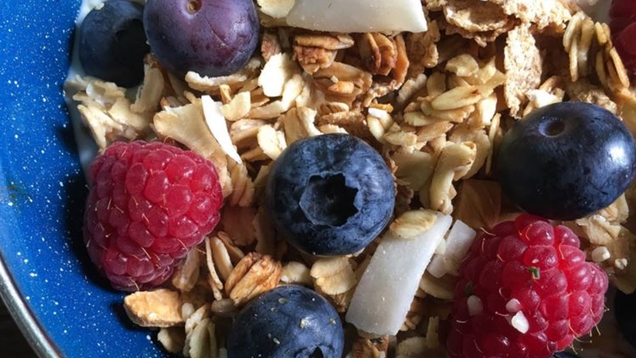 Granola breakfast cereal: How to make you own easily