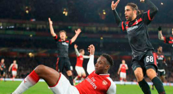El Arsenal con polémica arbitral, elimina al Milán en 8vos de Europa League