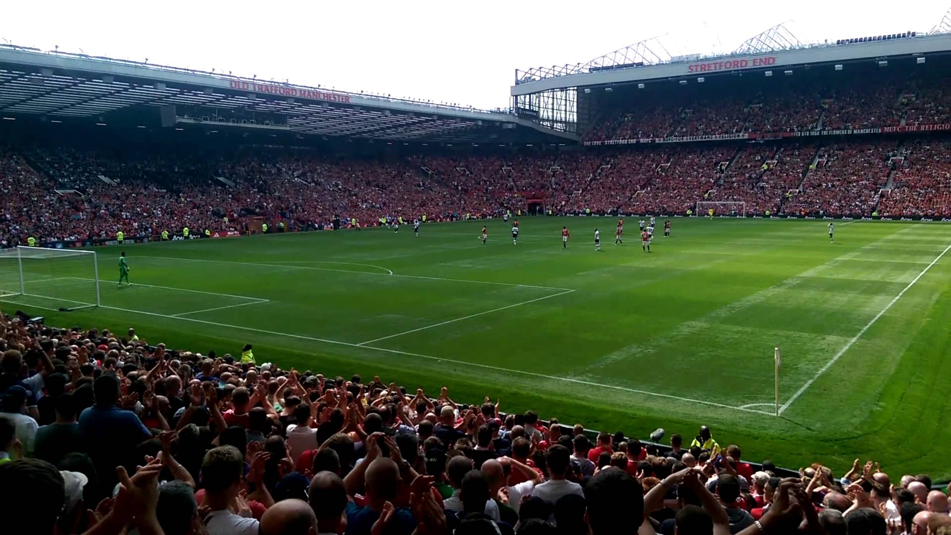 Un avión con la bandera italiana vuela a Old Trafford en Manchester