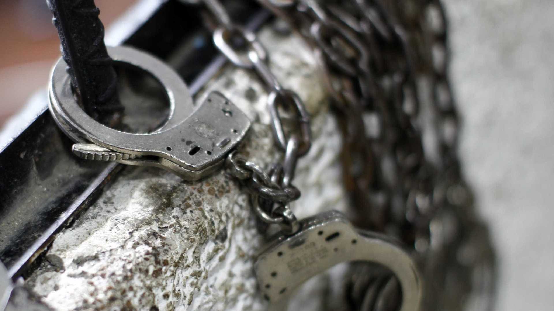 Polícia busca mulher que se esfregou nua em pedra com formato fálico