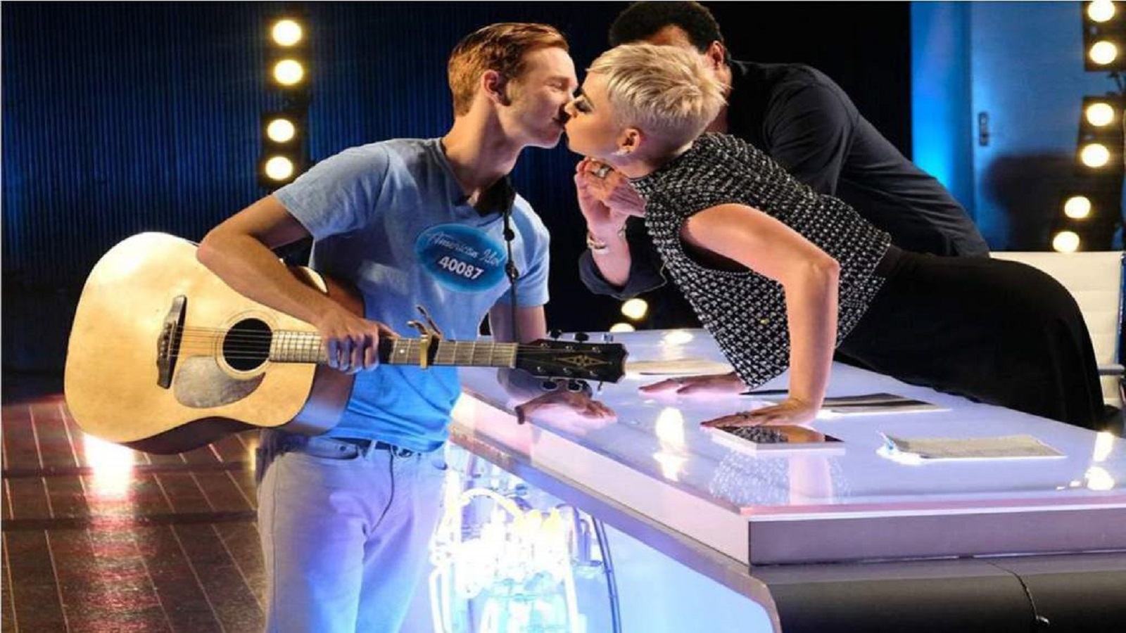 Vídeo: Katy Perry roba beso a concursante de American Idol