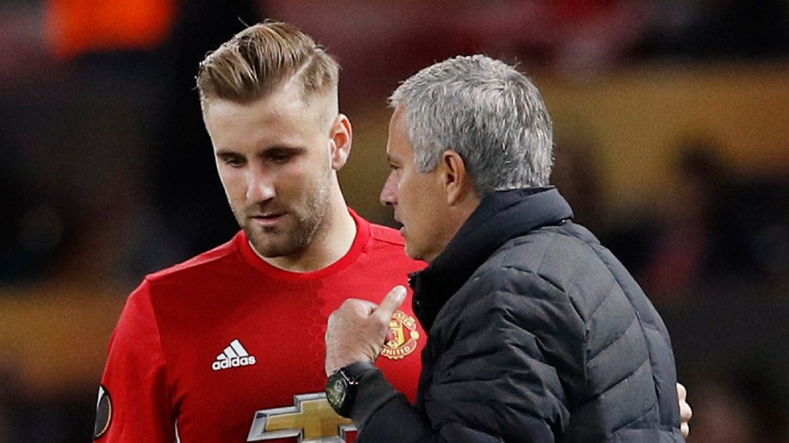 VIDEO: Mourinho "regala" a un jugador del Manchester