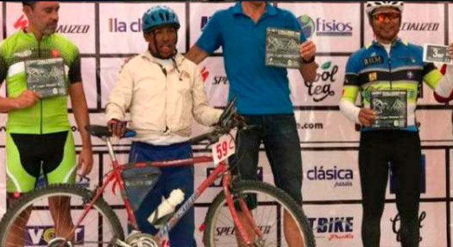 Ciclista campesino vence a los profesionales