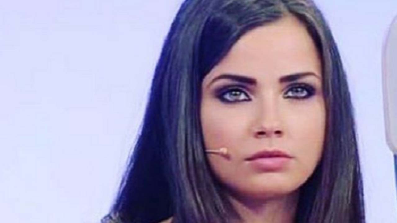 Uomini e Donne braccio ingessato per Eleonora Rocchini, bufera social