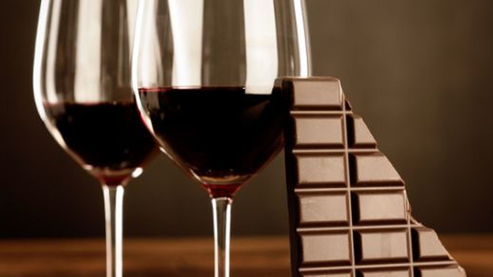 El vino y el chocolate ayudan al cerebro para desintoxicarse