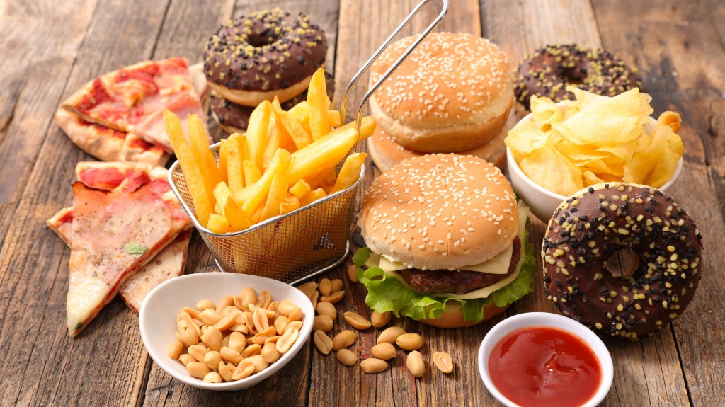 Cuidado con la comida chatarra podría causar cáncer