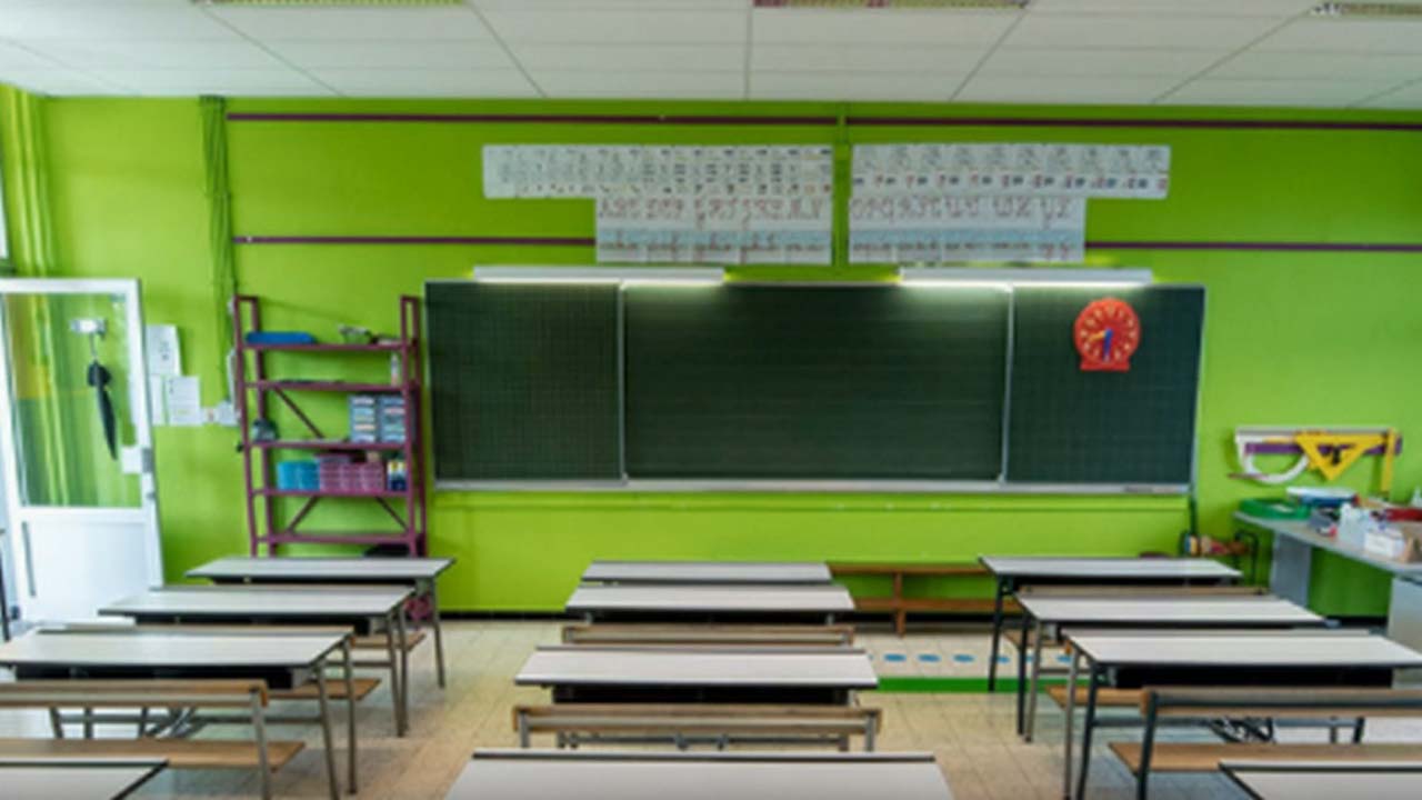 Kentucky teachers close schools over pension reform bill by staying away 'sick'