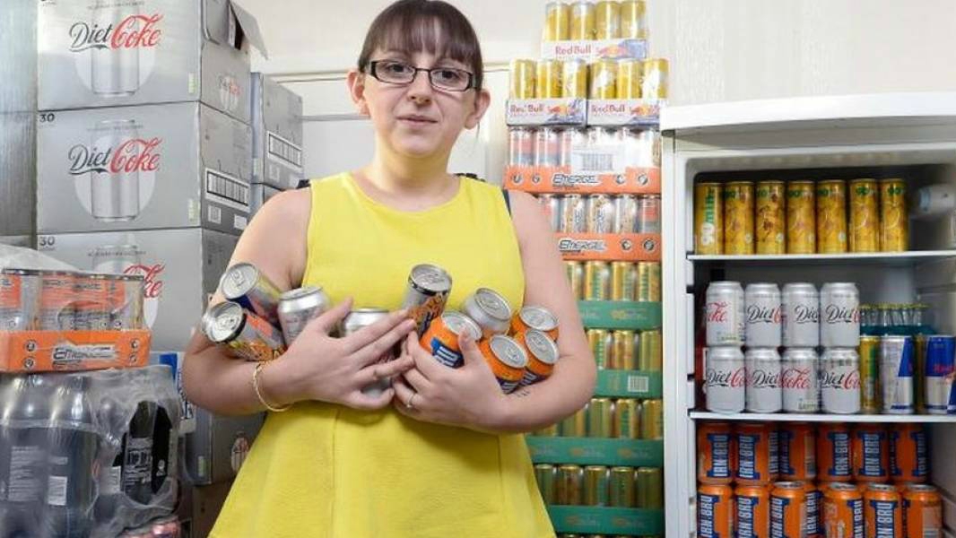 Entenda o drama da garota que toma 30 latas de energético por dia