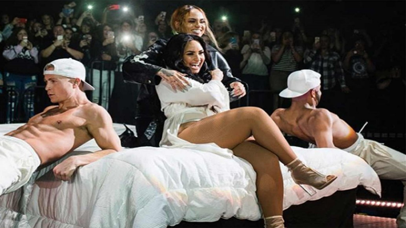 Demi Lovato se besa con la cantante Kehlani en el escenario