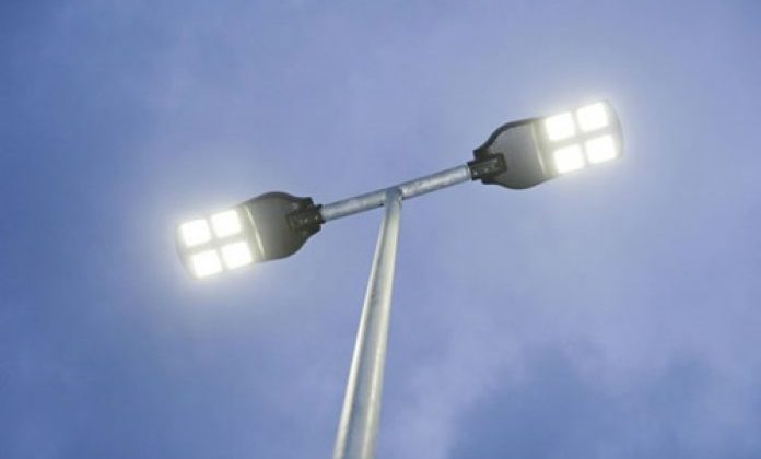 De luces de calle conectadas a ciudades inteligentes