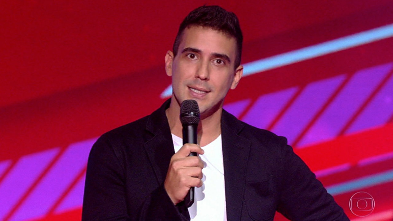 André Marques cai no choro no The Voice Kids