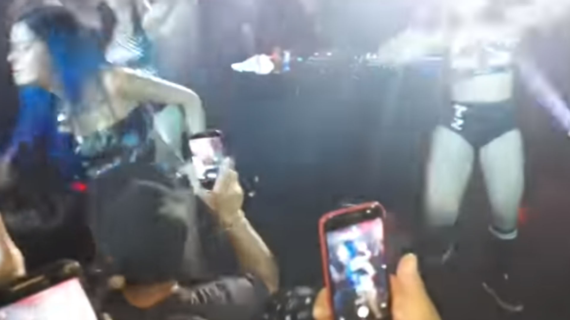 Cantora se irrita durante show e dá tapa na cara de fã, veja o vídeo