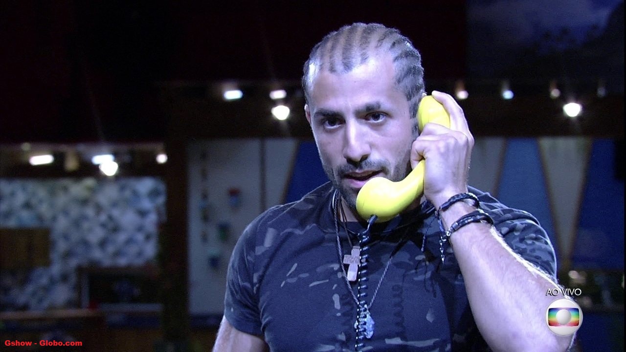 'BBB18': Kaysar choca ao revelar já ter sido agredido durante trabalho no Brasil