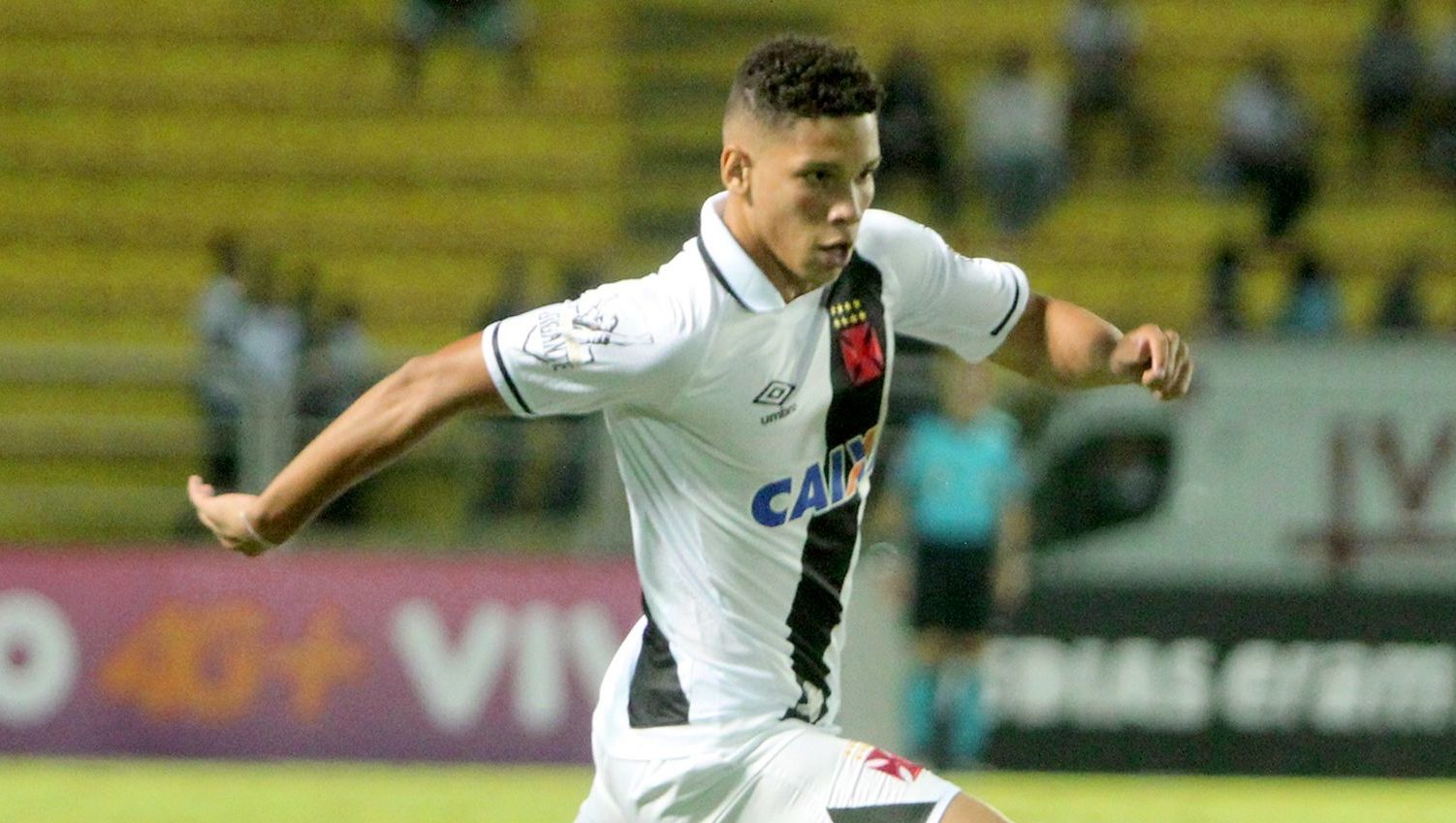 Paulinho perto de embarcar para Alemanha