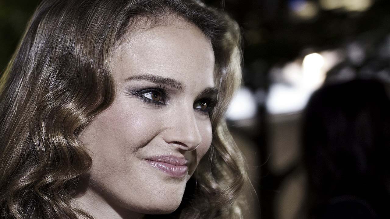 Hollywood actress Natalie Portman explains boycott of Genesis Prize award event