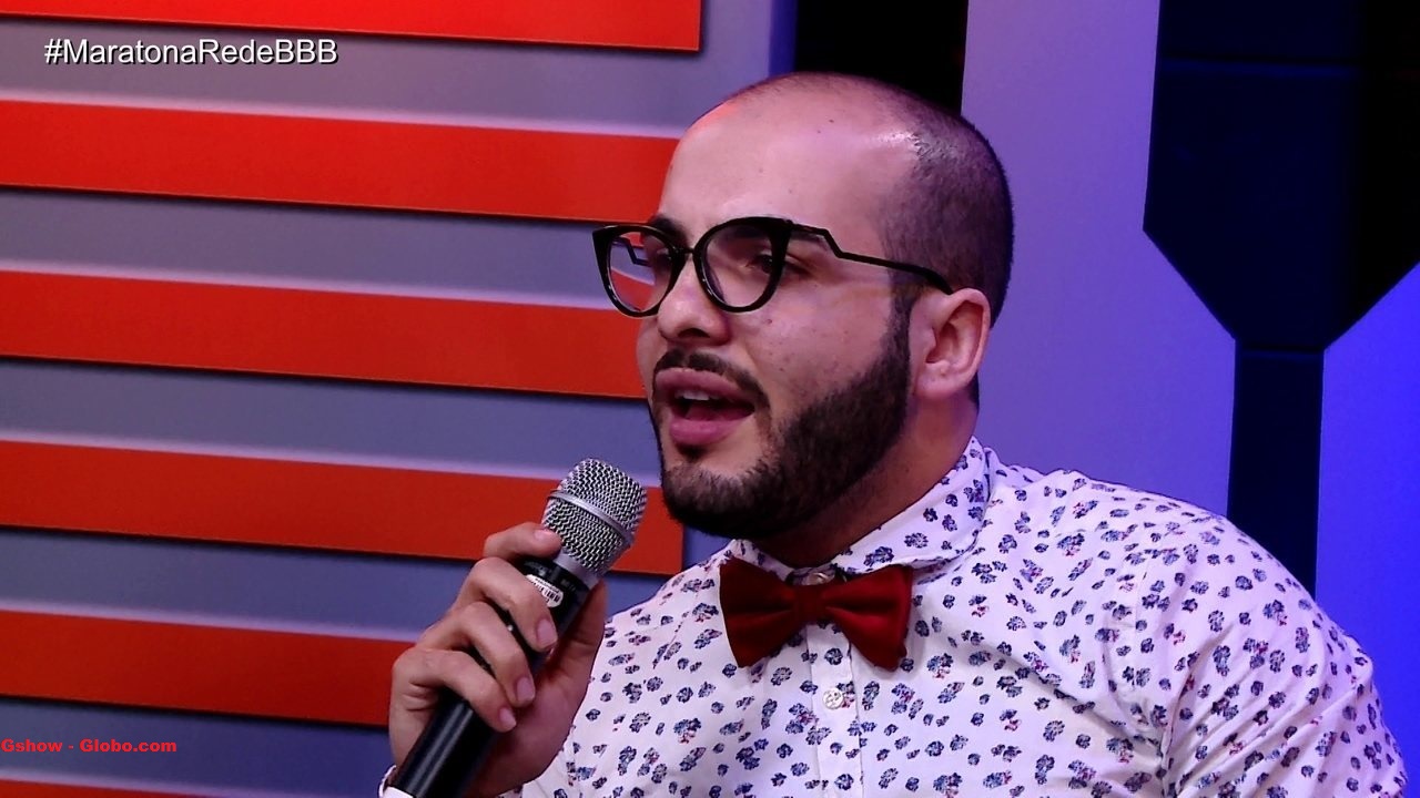 Seguidor chama Mahmoud de 'escorado' e sexólogo rebate sem papas na língua