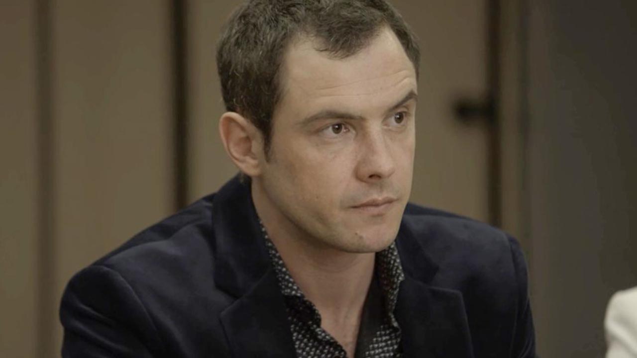 Gael socorre mulher espancada e engata romance em 'O Outro Lado', veja