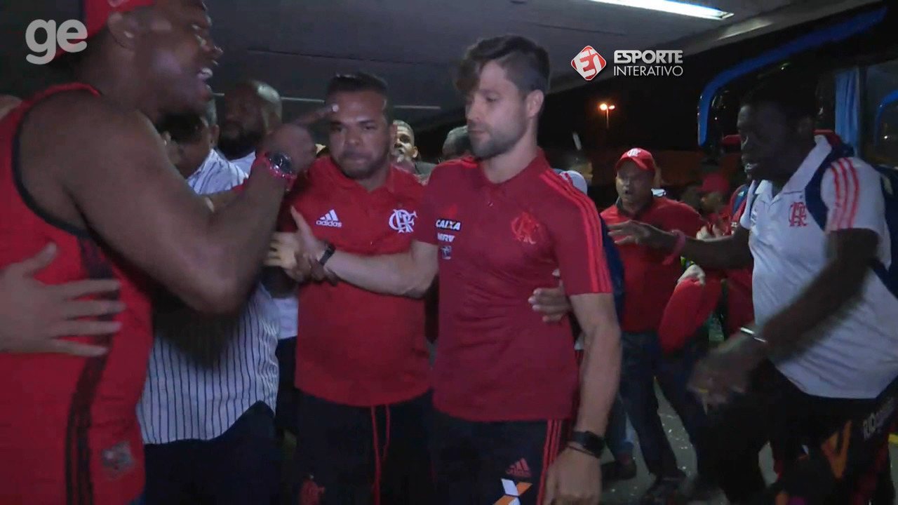 Diego Alves joga café quente em torcedores que atacam jogadores do Flamengo