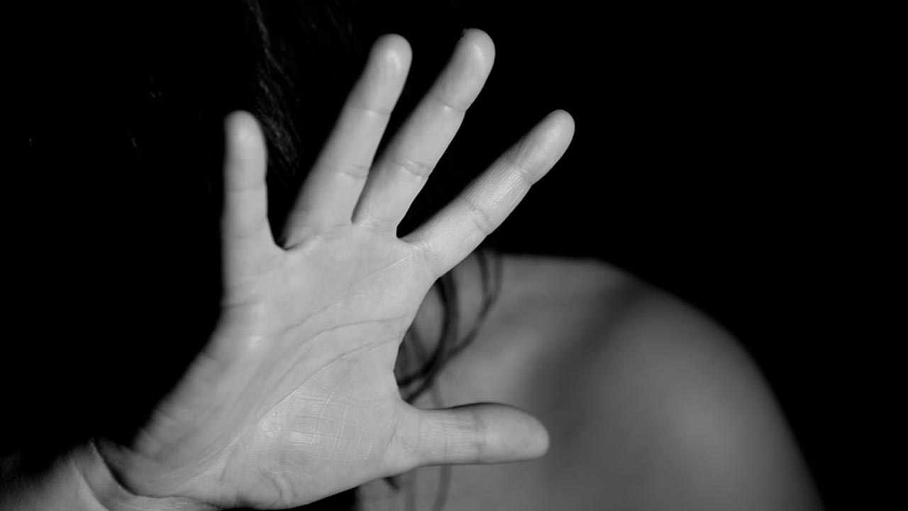 Mulher possuía arma escondida dentro da sua vagina quando foi presa, veja