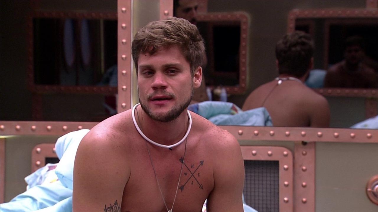 Pensando que está falando com Ana Clara, ex-BBB Breno dá 'patada' em seguidora