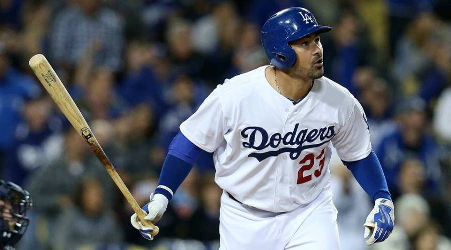 Ex-equipo del mexicano Adrián González pierde a Corey Seager para la temporada