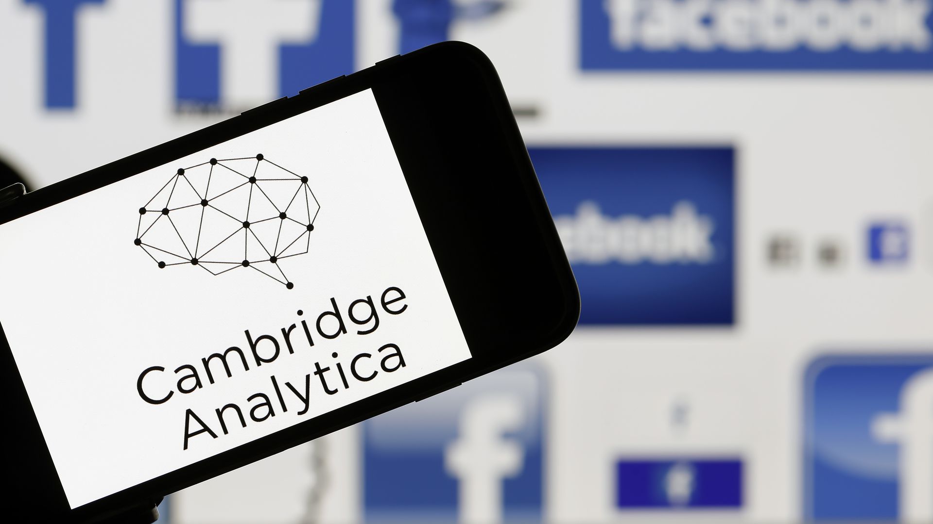 Cambridge Analytica cierra luego del escándalo de Facebook