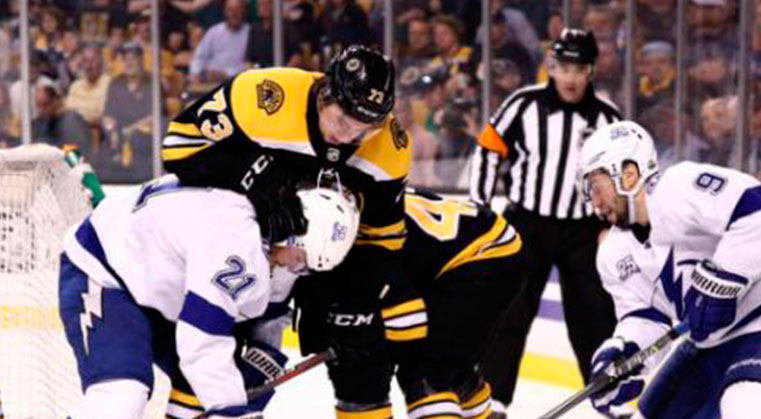 El Lightning quema a los Bruins en Boston con gran defensa y goles oportunos