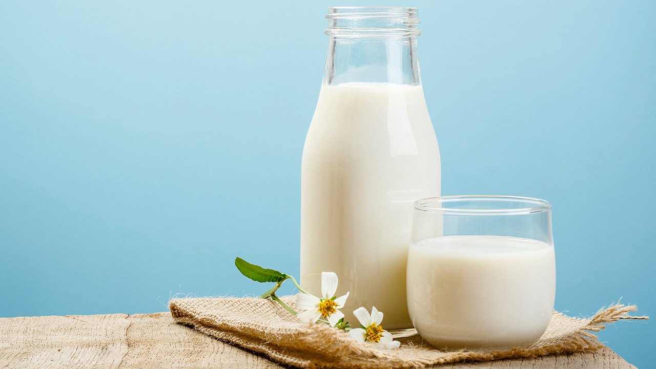¿Es saludable consumir leche entera?