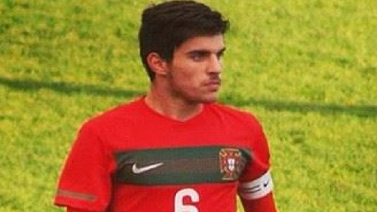 Rúben Neves to stay with Wolves despite Premier League elite interest