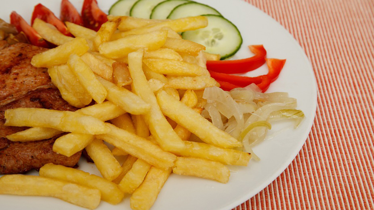 Família encontra corpo estranho dentro de pacote de batatas