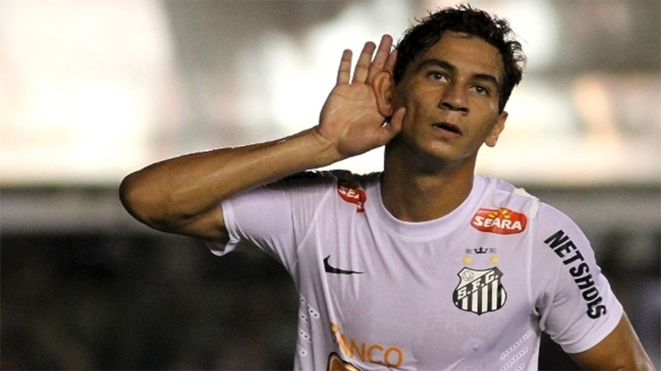 Santos negocia vinda de dois meias e de atacante