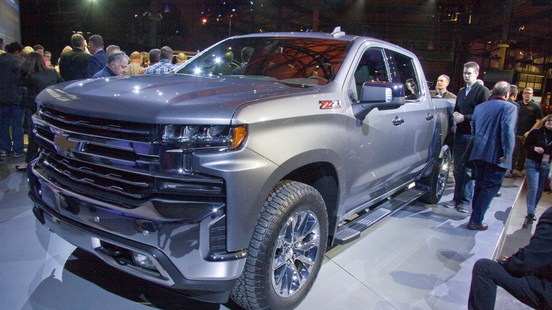 El nuevo Silverado tiene 2.7 litros turbo cuatro, V-8 ... El nuevo Silverado tiene 2.7 litros turbo cuatro, V-8 ...