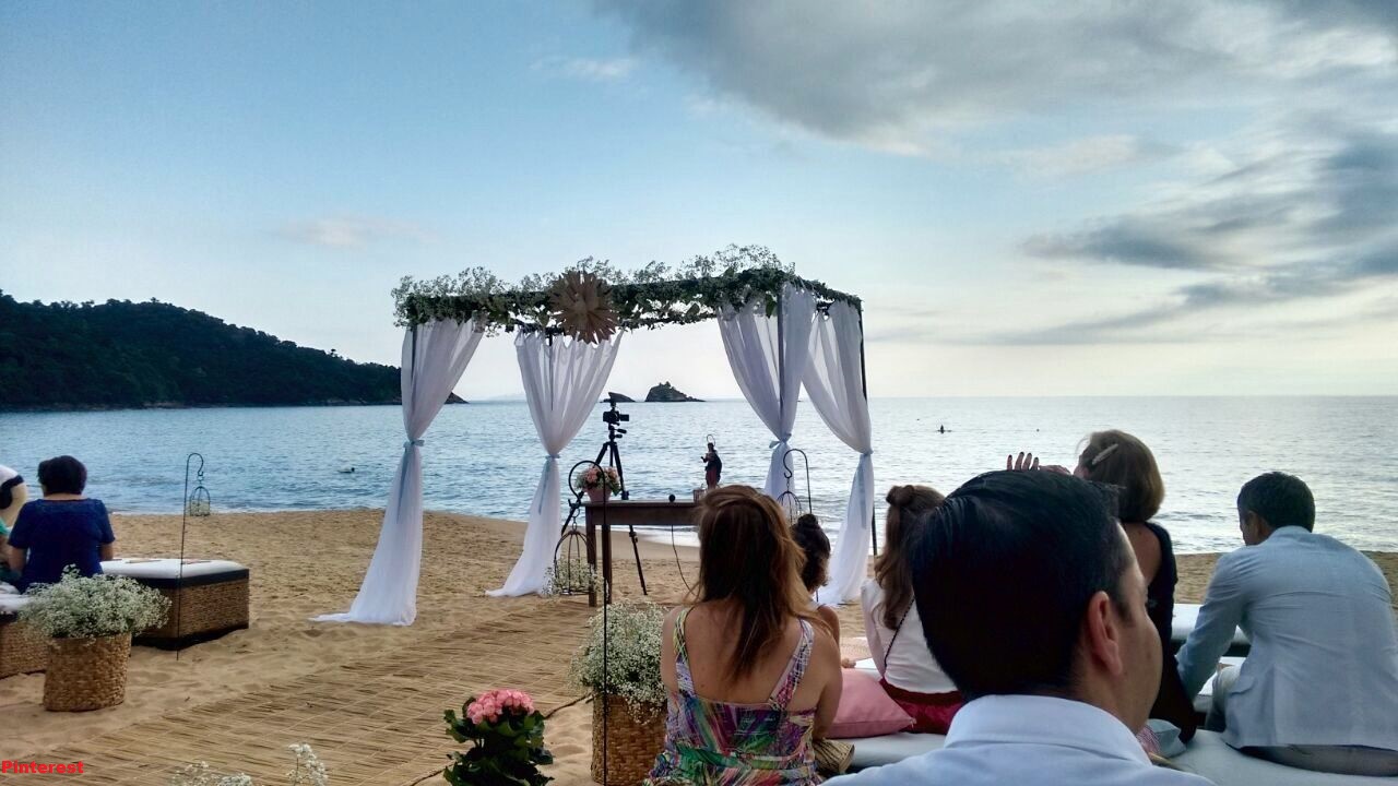 Conheça quem são os famosos que subiram ao altar com seus fãs