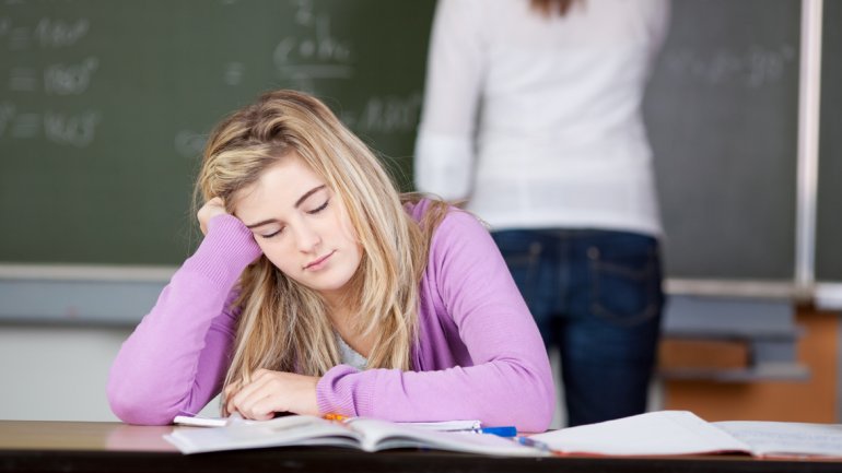 Por qué debería preocuparse por la falta de sueño en adolescentes