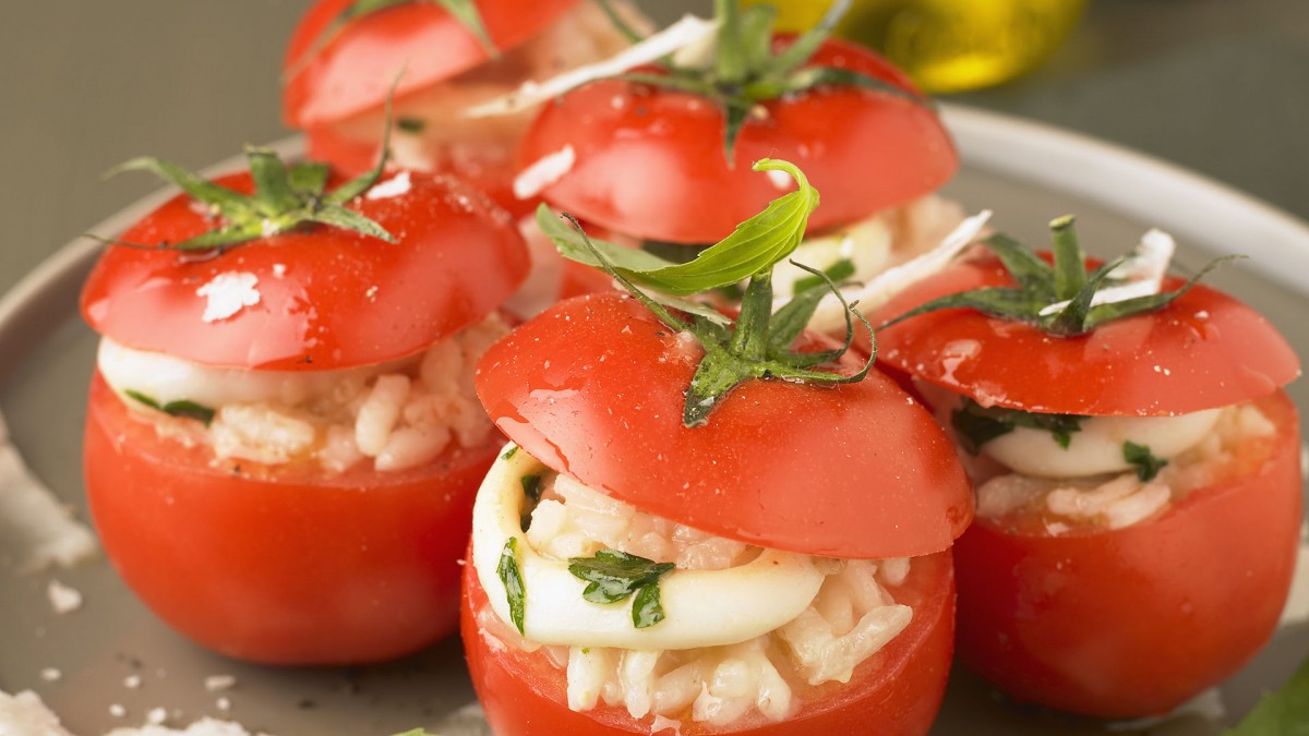 Tomates rellenos de mozzarella gratinado en el horno