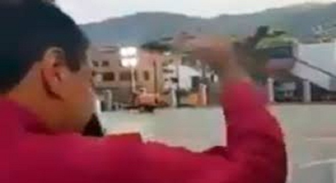 VIDEO: En Latinoamérica un Presidente saluda a una multitud que no existe