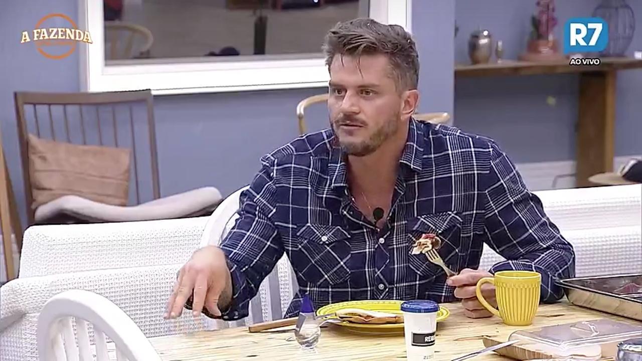 Marcos Harter fala sobre postagens de Emilly Araújo