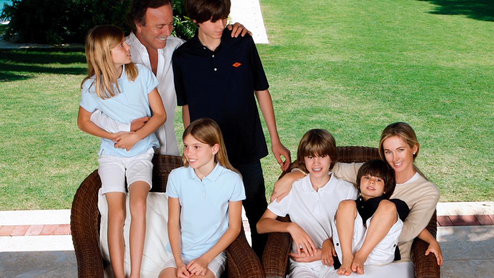 Julio Iglesias recoge la demanda de filiación interpuesta por Javier Santos