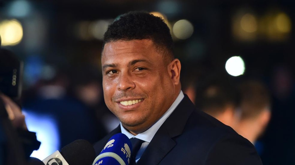 Ronaldo dá o pontapé inicial da Copa