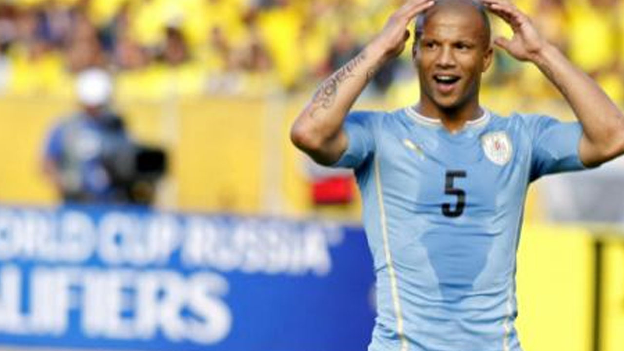 RUMOR/ Santos está perto de contratar Carlos Sánchez, meio-campo do Uruguai