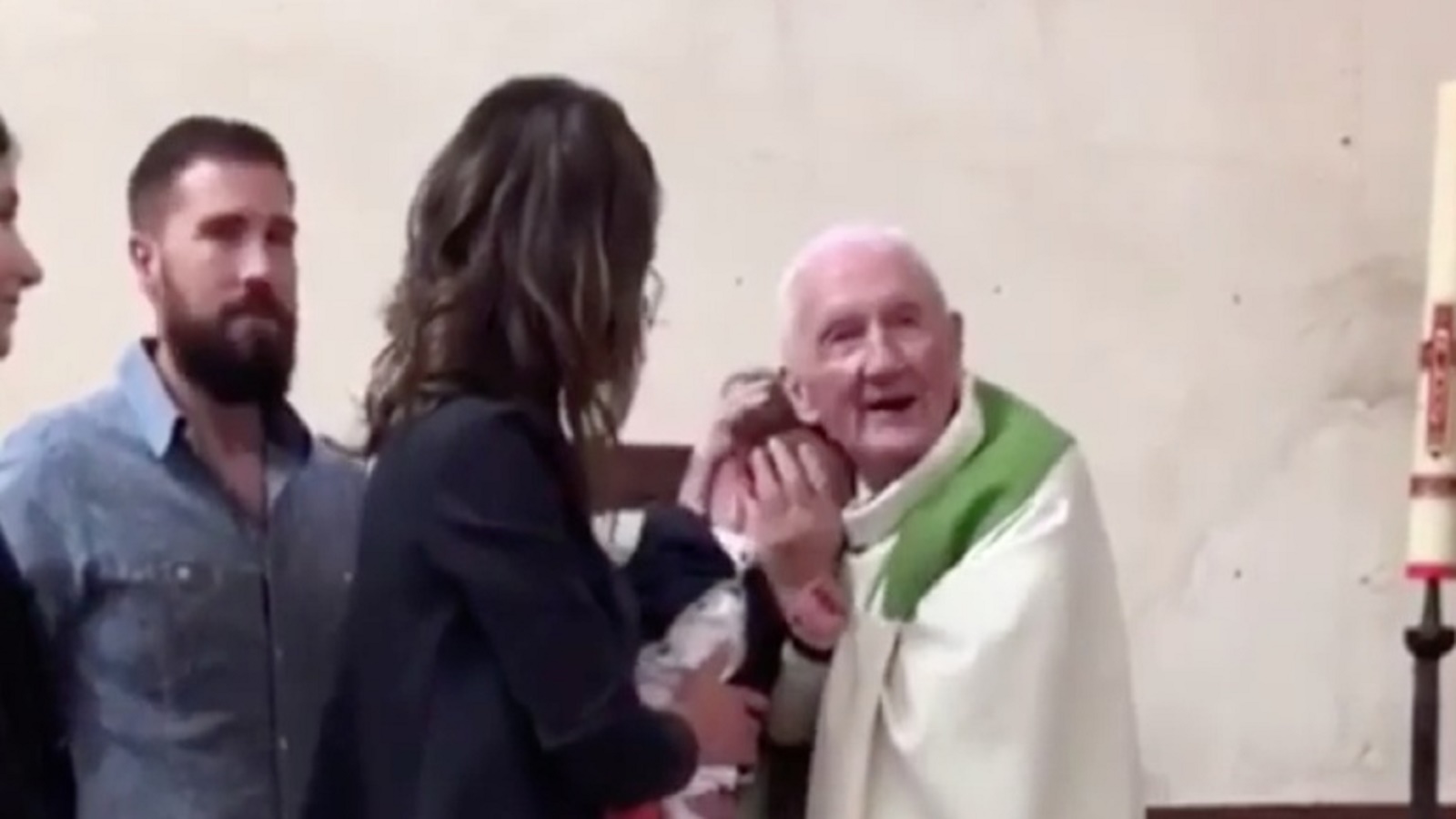 VÍDEO: Sacerdote francés le da una bofetada a un niño en su bautismo