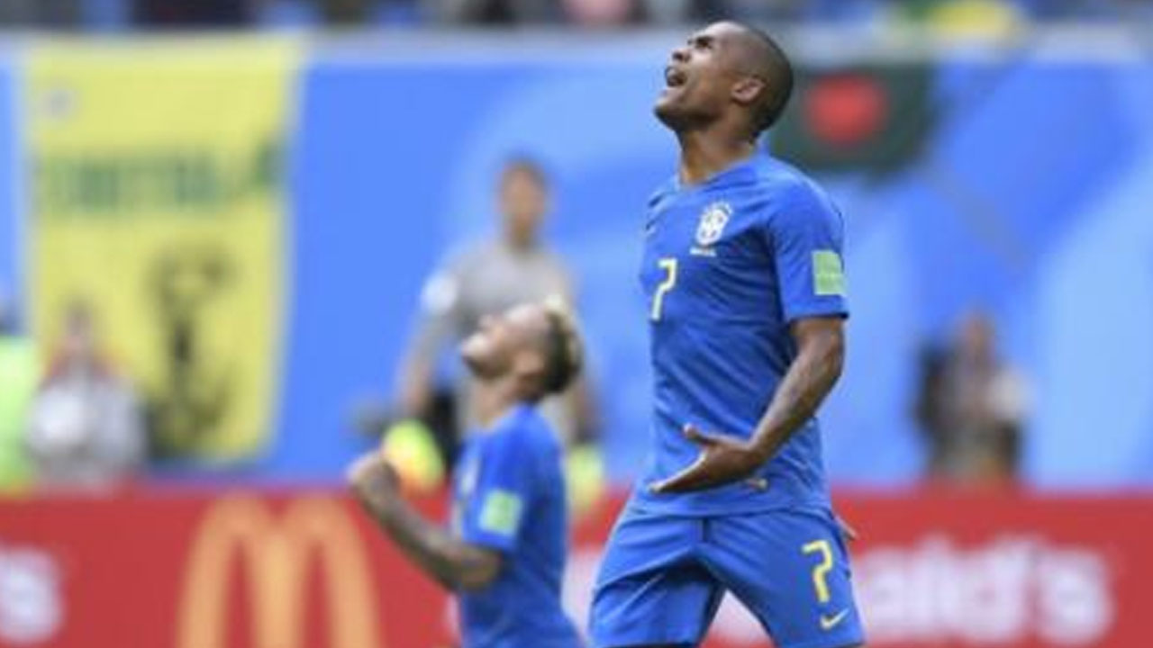 Lesão de Douglas Costa mostra seleção longe do ideal nesta Copa do Mundo