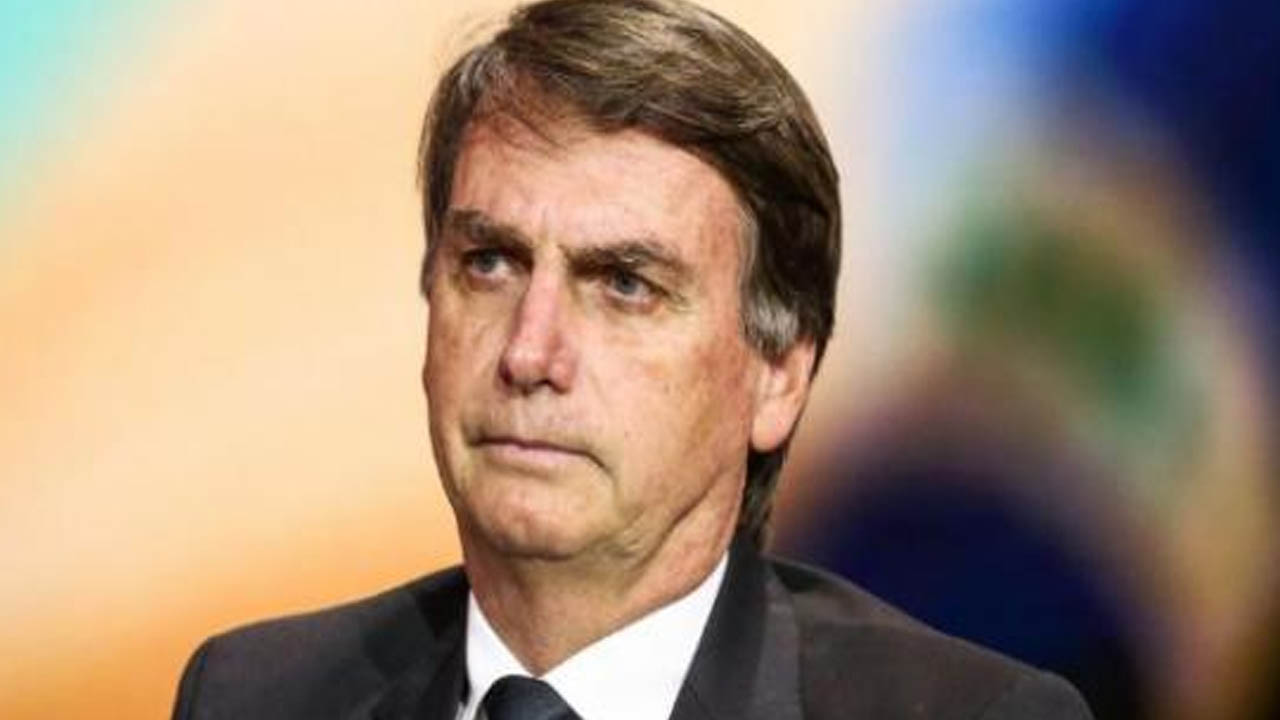 Bolsonaro se tranca no banheiro do aeroporto por causa de mulher 'bêbada'