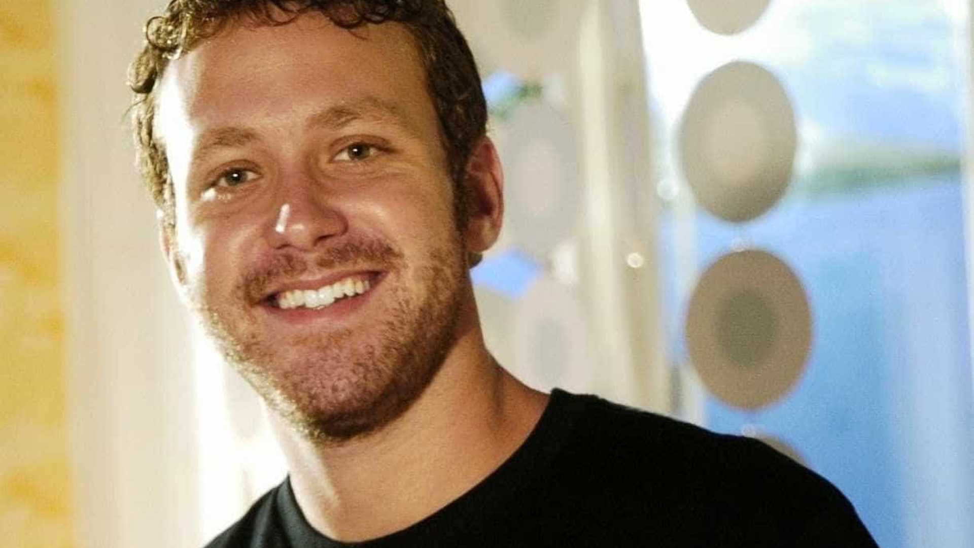Sérgio Hondjakoff aparece careca mas avisa: 'não estou doente'